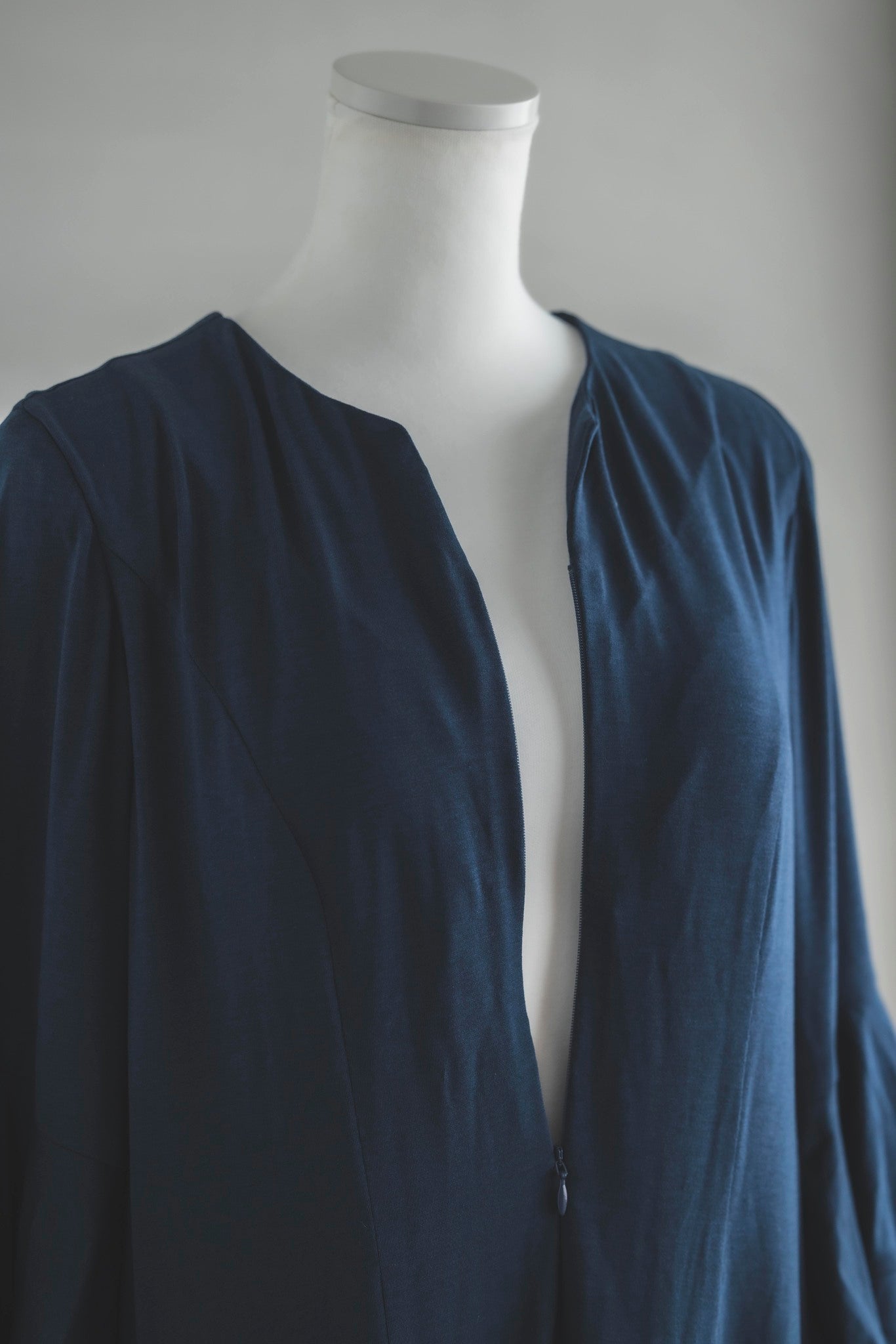 胸元は二重生地、バストパットが付いています(取外し不可)