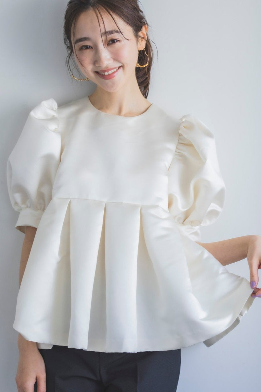 ぽわん袖サテントップス