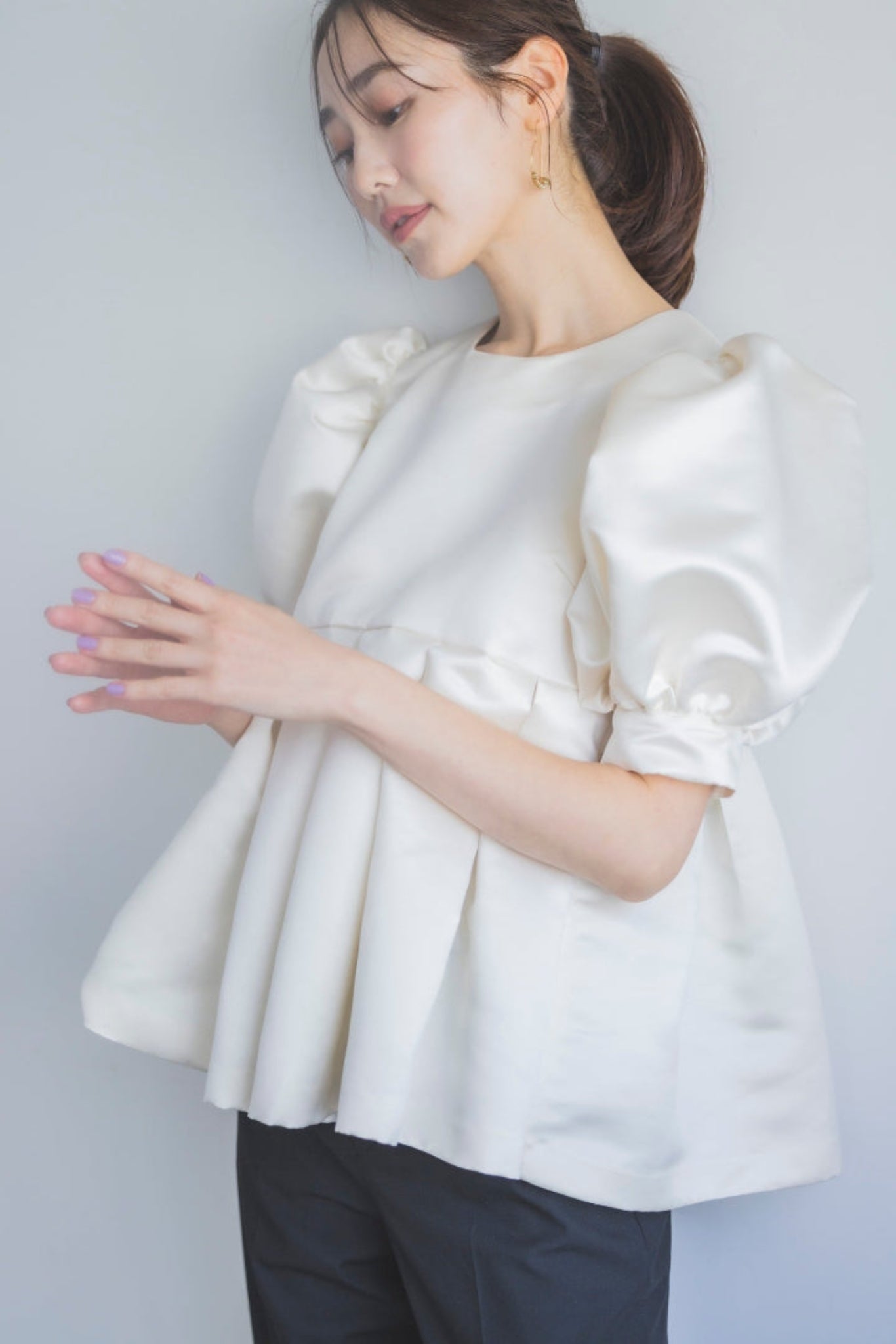 ぽわん袖サテントップス