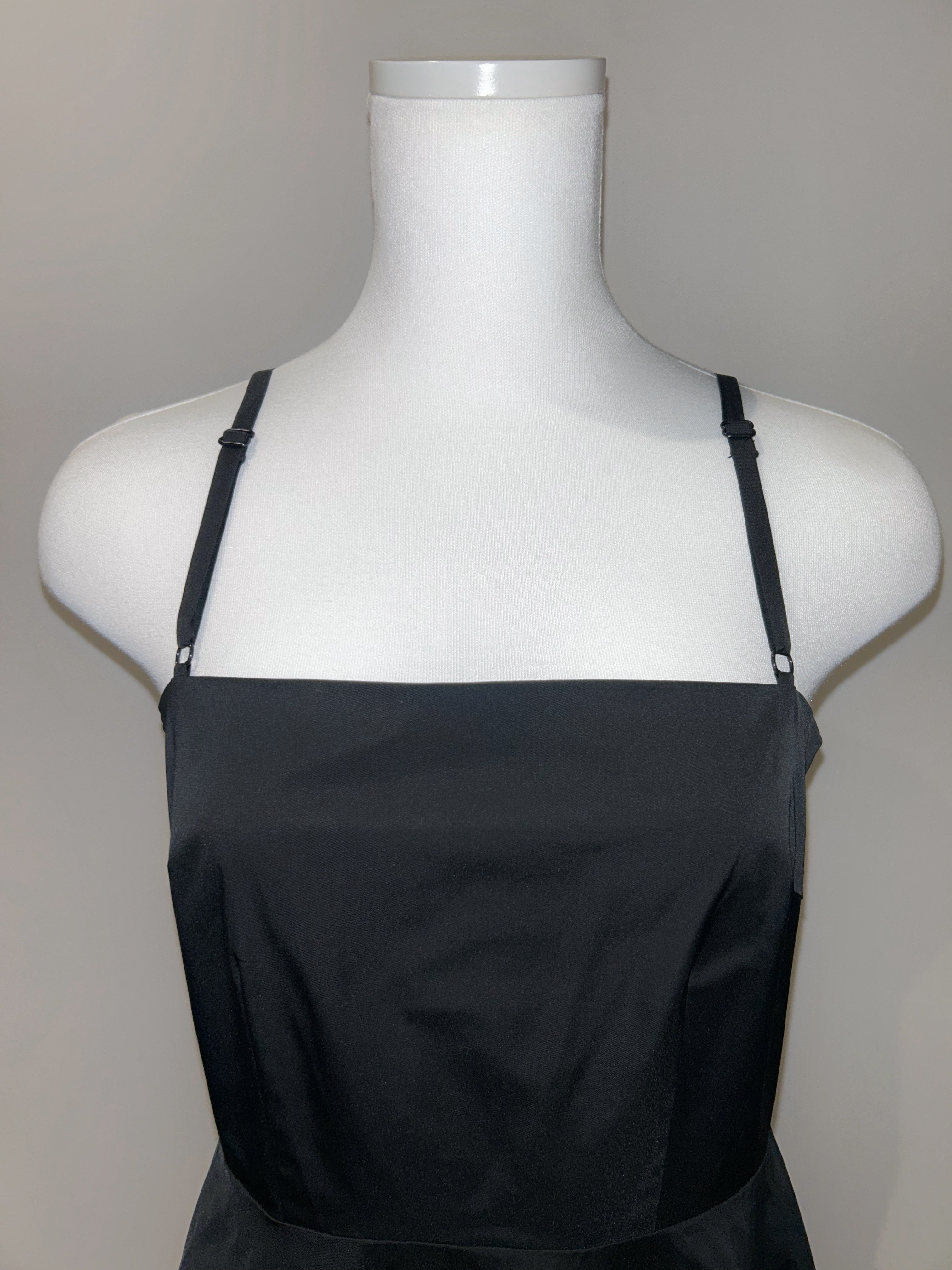 アジャスターの紐を伸ばすことで授乳ができます