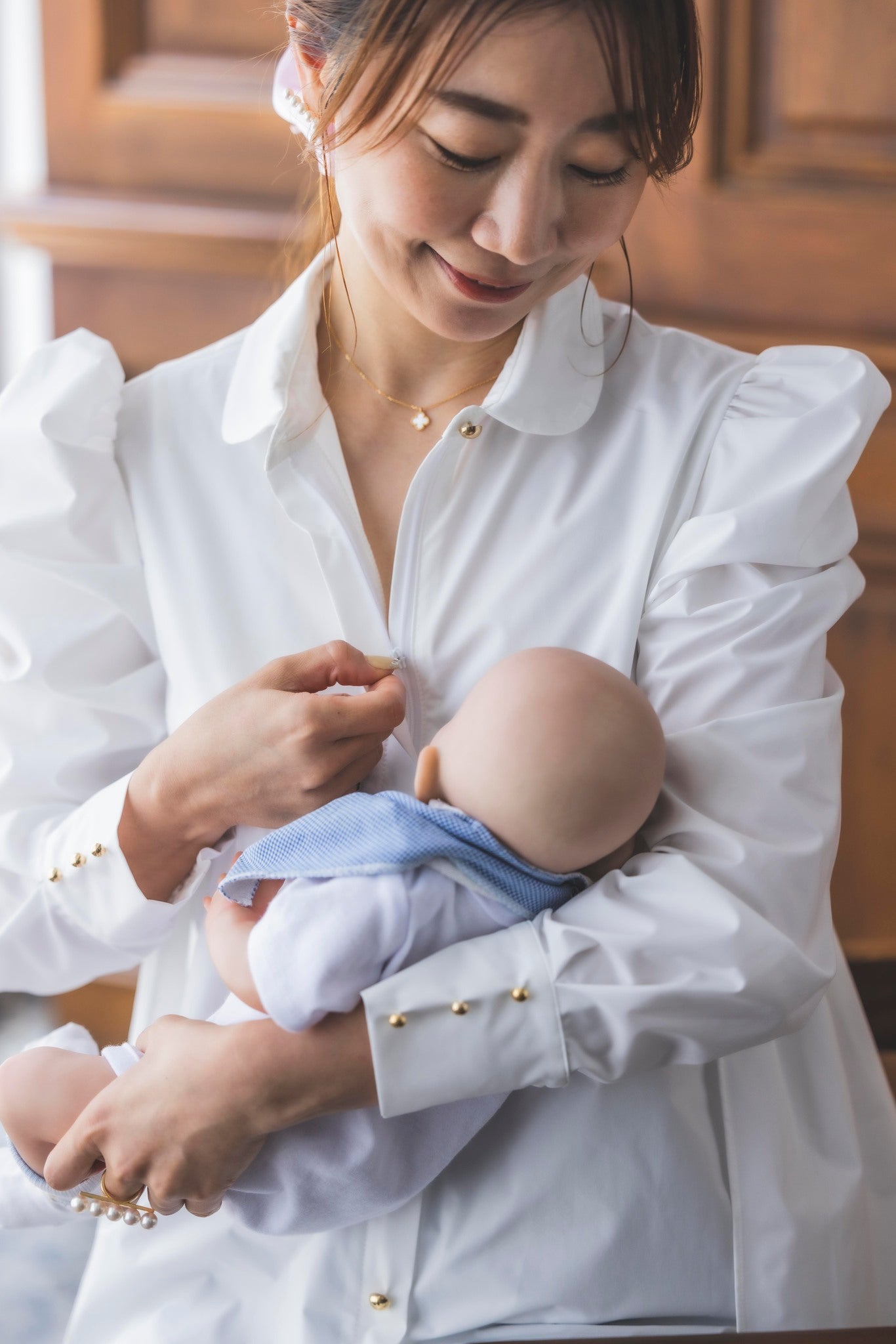 飾りボタンの下に授乳チャックが隠れています